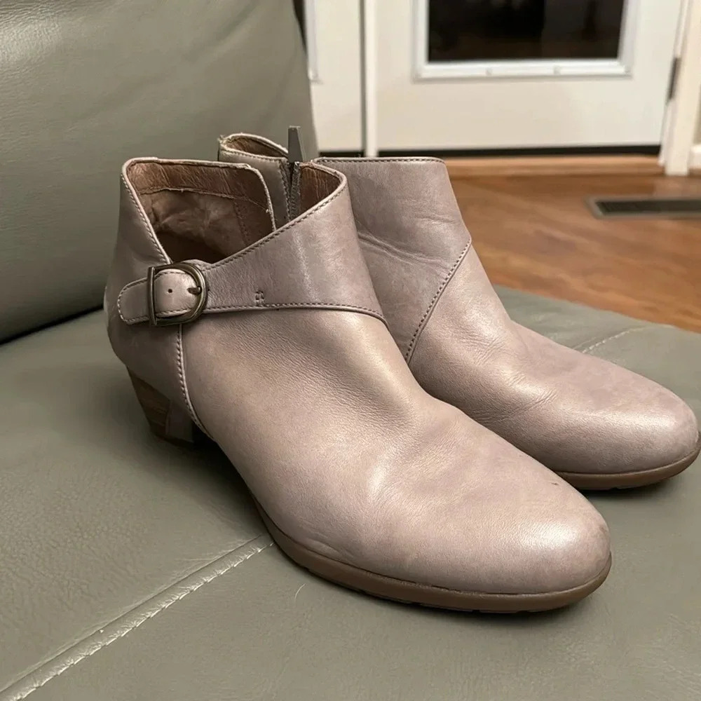 Dansko soft gray leather booties size 39 (see pics)